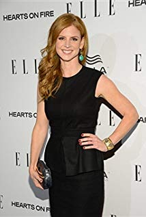 How tall is Sarah Rafferty?